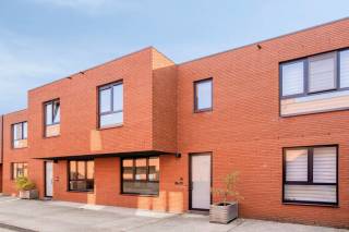 *Journées de visite les lundi 28 et mardi 29 septembre. Réservez votre visite via www.polares.eu*<br /><br />Cette maison familiale clé en main construite en 2012 offre une belle combinaison d'espace, de luminosité, d'aménagement pratique et d'emplacement central. Vous vivez ici à distance de marche du centre de Louvain, de la gare, de la salle Hal 5 et du Domaine provincial de Kessel-Lo.<br /><br />Depuis le hall d'entrée, vous accédez au séjour lumineux, suivi de la cuisine équipée. Grâce à la grande baie coulissante, vous bénéficiez d’un accès direct au jardin privé orienté à l'est. Le rez-de-chaussée comprend également un WC séparé pour les invités.<br /><br />Du séjour, vous avez également accès à la grande cave de rangement, qui mène directement au garage souterrain privatif, offrant un confort pratique supplémentaire.<br /><br />Au premier étage se trouvent deux chambres spacieuses. Une des chambres donne directement sur une salle de bains. À cet étage, vous trouverez également une deuxième salle de bains, un WC séparé et un espace buanderie pratique. La mezzanine apporte une lumière supplémentaire et donne une impression d’ouverture agréable à cet étage.<br /><br />Au deuxième étage, deux chambres supplémentaires.<br /><br />L’emplacement est un atout important. La maison fait partie de la Résidence Spoor 4, une résidence conviviale pour les familles, entourée de verdure et proche de toutes les commodités.<br /><br />Grâce à l’installation électrique conforme et au label PEB B, la maison est entièrement prête à emménager.<br /><br />Intéressé ? Contactez Victoria : victoria@polares.eu ou 0479 49 05 30