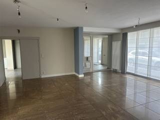 Ruime woning in centrum Eine.INDELINGDe woning omvat op de gelijkvloerse verdieping een ruime inkomhal, een grote living, een uitgebreide keuken met...