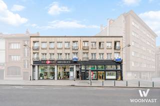 Gelegen op de gegeerde en levendige Chaussée de Gand, biedt dit veelzijdige investeringspand een combinatie van commerciële en residentiële ruimtes, met een totale oppervlakte van circa 1.095 m².<br />Het gebouw omvat 6 verhuureenheden en genereert momenteel €8.628,60 maandelijkse huurinkomsten, goed voor een brutorendement van circa 5,22%.<br /><br />De commerciële ruimtes bestaan uit:<br />• Een ruime winkel met een grote commerciële oppervlakte en een depot van circa 600 m².<br />EPC: G<br />• Een volledig gerenoveerd restaurant, afgewerkt in 2026, met mezzanine, 2 toiletten, keuken, bergruimte en koelcel.<br />EPC: G<br /><br />Het residentiële gedeelte omvat 4 appartementen:<br />• Appartement 1ste verdieping: inkomhal, apart toilet, lichtrijke leefruimte, aparte keuken, slaapkamer en badkamer.<br />EPC: G<br />• Appartement 2de verdieping: inkomhal, apart toilet, leefruimte, aparte keuken, slaapkamer en badkamer.<br />EPC: G<br />• Duplexappartement: keuken, hal, apart toilet, bergruimte en lichtrijke leefruimte, gevolgd door 2 slaapkamers en douchekamer.<br />EPC: G<br />• Tweede duplexappartement: keuken, hal, leefruimte, apart toilet, gevolgd door een badkamer en 2 slaapkamers.<br />EPC: G<br />Alle appartementen beschikken dankzij de grote raampartijen over veel natuurlijke lichtinval en een aangenaam ruimtegevoel.<br />Het dak werd in 2008 aangelegd en beschikt over een groendak.<br />De ligging aan de Chaussée de Gand biedt een uitstekende zichtbaarheid en bereikbaarheid, met talrijke winkels, horecazaken en dagelijkse voorzieningen in de onmiddellijke omgeving. Ook het openbaar vervoer is vlot bereikbaar, met verbindingen richting Simonis, Brussel-centrum en de omliggende gemeenten.<br />Een interessante opportuniteit voor investeerders op zoek naar een gebouw met een gevarieerde mix van commerciële en residentiële verhuureenheden, een sterke commerciële ligging en een actuele huurinkomst van meer dan €100.000 per jaar.<br />Contacteer: Morgane via morgane@woonvast.be of 0498 60 61 75.