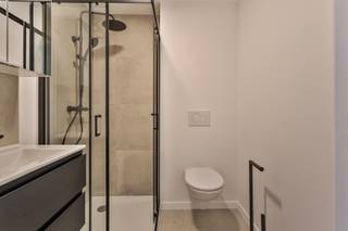 <span><strong>***alle informatie op www.connect-immo.be***</strong></span>
<p>Deze residentie is gelegen aan de Leuvense stadsrand, namelijk op de <strong>Geldenaaksebaan</strong>! Deze locatie biedt zowel voor studerende jongeren in Leuven, Heverlee én Brussel een goede uitvalsbasis. <br /><br />Niet alleen de rustige omgeving is een troef maar ook de faciliteiten in de nabijheid zijn mooi meegenomen. Zo kan je er het openbaar vervoer vinden op enkele meters van het gebouw. Supermarkten, printshops, apotheek… op wandel/ fietsafstand. Het verlengde van de straat geeft uit op Sportoase waar je als student kan deelnemen aan groepslessen of gewoonweg kan ontspannen. <strong>Abdij Van Park</strong> is een Norbertijenabdij gelegen aan Leuvense bossen en is de ideale uitvalsbasis voor studenten die naast het studeren wensen te ontspannen. Je geniet er als het ware van de natuur en dit op een boogscheut van Leuven. Men kan hier echt wel spreken van een verborgen parel.</p>
<span><strong>Residentie César</strong> is een </span><strong>vernieuwbouwproject </strong><span>en werd opgeleverd in oktober 2024</span><span>. De renovatie werd uitgevoerd met aandacht voor detail, afwerking en kwaliteitsvolle materiaalkeuze. Ook <strong>voldoet </strong>het gebouw aan </span><span>de gevraagde strenge </span><strong>energiezuinigheidsnormen</strong><span> van 2024. De entiteiten zijn kamers eigen sanitair en een studio, dewelke volledig bemeubeld aangeboden worden. Ook beschikken enkele units over een </span><strong>privatief terras</strong><span>, als dat niet geweldig is! Bovendien is er een <strong>inpandige </strong></span><strong>fietsenstalling</strong><span> en een <strong>gemeenschappelijke keuken met terras en tuin </strong>aanwezig zodat bewoners samen kunnen kokerellen!</span><br /><br /><span><strong>Interesse? Vraag je brochure op en plan uw bezoek in met onze Expert Investeringsvastgoed: Jacky@connect-immo.be of 0495 53 46 49</strong></span><br /><br /><span>EPC: 94 kWh/(m2jaar) - 3150724</span><br /><strong>Verkoop onder het registratiestelsel </strong><br /><span>Wg, G</span><span>dv, Gvkr, Gvv</span>