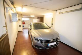 Deze zeer centraal gelegen étagewoning heeft o.a. als grote troef de aanwezigheid van de grote garage (ca 40 m²). Ook de ligging, in een winkelstraat, biedt mogelijkheden: op het gelijkvloers kan u een praktijkruimte, schoonheidssalon, kapsalon, ... inrichten. De ruimte beneden leent zich natuurlijk ook perfect voor het stallen van een wagen en fietsen of is geschikt om in te richten als een soort kangoeroewoonst, hobbyruimte... De ligging is werkelijk top, vlakbij supermarkt, winkels, het station, de markt: alles op wandelafstand. De woning is goed onderhouden en heeft een ideale basis tot modernisering / renovatie. U kan al ideeën opdoen met de verschillende impressies! Bekijk ook het plan op www.bols.be. De woonkamer en keuken genieten van veel natuurlijke lichtinval. In de badkamer is een koepel voor natuurlijk daglicht. De aangename westgerichte stadskoer is perfect voor wie toch eens buiten wil zitten maar geen onderhoud wil. EPC = 442, leunt dus dicht aan tegen D-score en zijn er dus weinig aanpassingen nodig om tot een D-label te geraken! Renovatieverplichting van toepassing: Interessante info: https://www.vlaanderen.be/een-huis-of-appartement-kopen/renovatieverplichting-voor-residentiele-gebouwen - https://www.vlaanderen.be/premies-voor-renovatie/mijn-verbouwpremie - https://www.turnhout.be/subsidies-milieubesparende-maatregelen.