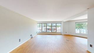 Op een toplocatie aan de Verbindingsdok-Westkaai in Antwerpen bevindt zich dit lichtrijke hoekappartement op de eerste verdieping. Dankzij de grote raampartijen geniet u van een uitzonderlijke lichtinval en een prachtig, open uitzicht op het Willemdok en het Museum aan de stroom.<br /><br />Het appartement beschikt over een ruime leefruimte met een aangename verbinding naar het grote overdekte terras, waar u het hele jaar door kunt genieten van het unieke uitzicht. De praktische indeling omvat drie volwaardige slaapkamers en twee badkamers.<br /><br />Daarnaast zijn er twee ruime bergingen in het appartement, die zorgen voor een optimaal comfort en voldoende opbergruimte.<br /><br />- Gemeenschappelijke kosten: 350 EUR per maand (inclusief gas & water)<br />- Veel Bergruimte<br />- Uitzicht op het MAS