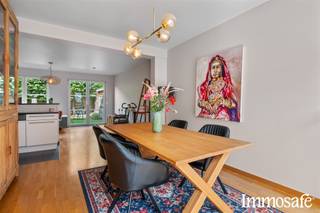 <p>Welkom in dit charmante woonhuis in Wetteren, een perfecte keuze voor gezinnen die op zoek zijn naar comfort en stijl. Dit aangename pand biedt alles wat u nodig heeft voor een aangenaam woonplezier.</p><p>Het huis beschikt over twee ruime slaapkamers, ideaal voor een klein gezin of als flexibele werkkamer. De hoofdslaapkamer is voorzien van een frisse groene muurafwerking en grote ramen die volop natuurlijk licht binnenlaten. De tweede slaapkamer biedt eveneens voldoende ruimte en privacy.</p><p>.Het interieur ademt elegantie uit met houten vloeren die door het hele huis lopen en warmte uitstralen.</p><p>De woonkamer is een echt hoogtepunt van deze woning. Grote schuifdeuren geven direct toegang tot de gezellige tuin en zorgen voor een naadloze overgang tussen binnen en buiten. De moderne plafondlampen creëren een sfeervolle sfeer, terwijl het minimalistische design voor rust zorgt.</p><p>De open keuken is voorzien van moderne apparatuur en een schoon, fris design dat aansluit bij de rest van de woning.</p><p>Buiten wacht u een prachtig groen paradijs met een goed onderhouden grasveld, ideaal voor kinderen en huisdieren. De tuin is voorzien van een praktische garage en een berggebouw, perfect voor opslag en hobbygebruik.</p><p>Met een perceelgrootte van 145 m² beschikt deze woning over een interessante basis voor toekomstige uitbreidingsplannen. De garage biedt gemak en bescherming voor uw voertuig.</p><p>Dit huis in Wetteren is een ideale plek om een nieuw leven te beginnen, vol potentieel en charme.</p>