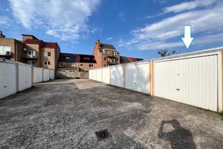 *** IN OPTIE ***<br /><br />Ruime garagebox gelegen in het afgesloten garagecomplex De Barke in de Vuurtorenwijk te Oostende. Automatische inkompoort en manuele kantelpoort aan de garagebox zelf.<br /><br />Afmetingen binnenzijde : 5,52m x 2,75m<br />Inrijhoogte: 2,10m<br />Inrijbreedte: 2,28m<br /><br />Zeer makkelijk in toegankelijkheid.