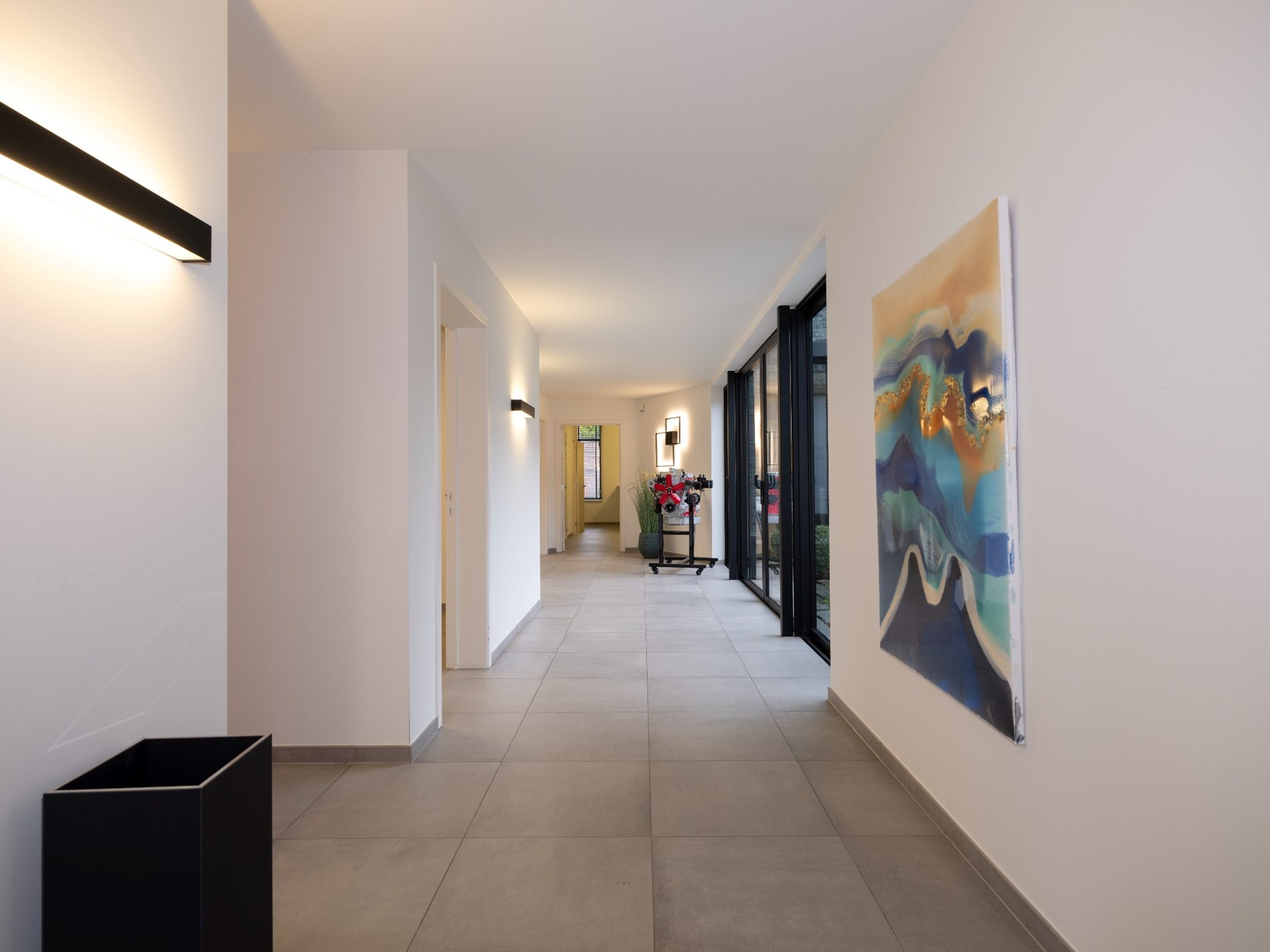 Instapklaar kantoorgebouw ingedeeld met burelen en voorzien van privatieve parking - foto 4