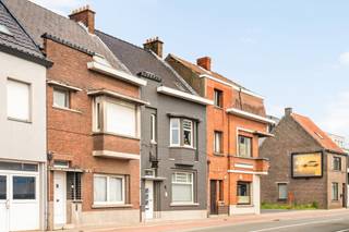 Op zoek naar een ruime gezinswoning met tal van mogelijkheden? Dan is deze karaktervolle woning in Deinze zeker een bezoek waard.<br /><br />Via de inkomhal betreedt u de gezellige leefruimte, die aansluit op de keuken. Op het gelijkvloers bevinden zich daarnaast nog verschillende praktische ruimtes die volledig naar eigen wens kunnen worden ingericht, zoals een bureauruimte, hobbyruimte of berging.<br /><br />Op de eerste verdieping vindt u drie volwaardige slaapkamers en de badkamer. De tweede verdieping biedt nog twee extra slaapkamers, waardoor de woning in totaal beschikt over maar liefst vijf ruime slaapkamers. Ideaal voor grote gezinnen, thuiswerkers of wie graag extra ruimte heeft voor een dressing, hobbykamer of logeerkamers.<br /><br />Een absolute meerwaarde is de mogelijkheid tot een uitgang langs de achterzijde via de garages, wat zorgt voor extra toegankelijkheid en praktisch comfort. Deze troef is zeldzaam bij dit type woning.<br /><br />Dankzij de solide constructie, de ruime bewoonbare oppervlakte en het gunstige EPC-label C vormt deze woning bovendien de ideale basis om verder te moderniseren en volledig naar eigen smaak af te werken.<br /><br />Troeven:<br /><br />5 volwaardige slaapkamers<br />Mogelijkheid tot achteruitweg via de garages<br />Gunstig EPC-label C<br />Ruime bewoonbare oppervlakte<br />Veel renovatie- en inrichtingsmogelijkheden<br />Centrale ligging nabij winkels, scholen en openbaar vervoer<br /><br />Interesse in deze ruime woning met tal van mogelijkheden? Contacteer Immo Beguin vandaag nog voor een bezoek en ontdek zelf alles wat deze eigendom te bieden heeft.<br /><br />Immo Beguin – jouw vastgoedexpert sinds 2009<br />Kantoren in Ronse, Waregem, Kortrijk, Deinze, Doornik en Lessines.<br /><br />Meer info of een bezoek aanvragen via marijn@immobeguin.be.