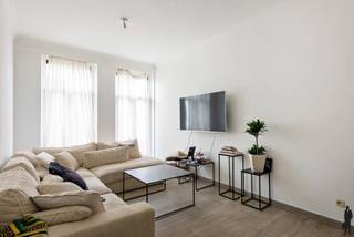 <b>Recent 1-slaapkamer appartement aan Slachthuissite<br /><br /></b>- Reeds 30% verkocht van project -<b><br /></b>Gelegen aan de Slachthuissite: een buurt die de laatste jaren enorme stappen heeft gemaakt en momenteel erg veel investeerders aantrekt door haar geschiedenis en veelbelovend toekomstperspectief.<br />De komende jaren zal hier een aanzienlijke <strong>transformatie </strong>plaatsvinden met verschillende nieuwe <strong>ontwikkelingsprojecten </strong>en <strong>herbestemmingen </strong>van historische panden.<br />Deze buurt biedt de bewoner een unieke mix van de authentieke, industriële charme en de moderne stadsvernieuwing.<br />In combinatie met een uitzonderlijk mooie mobiscore is het hier aantrekkelijk wonen voor wie wil genieten van het stadsleven, zonder in te boeten aan comfort en leefbaarheid.<br /><br />Het appartement zelf meet 59 m² en werd volledig <strong>gerenoveerd </strong>in 2008: voorzien van moderne afwerking en faciliteiten.<br />De EPC-score van B houdt in dat er geen renovatieverplichting geldt!<br />Er is een <strong>aparte slaapkamer </strong>die voldoende ruimte biedt voor een tweepersoonsbed en een kledingkast. De badkamer werd uitgerust met modern sanitair.<br />De lage maandelijkse kosten van slechts 25 euro maken dit appartement bijzonder aantrekkelijk voor zowel starters als investeerders.<br /><br /><strong>Bijzonderheden:<br /></strong><span>- Volledig verbouwd in 2008</span><br /><span>- Verhuurd - mits inachtname huurders</span><br /><span>- Aparte meters<br /></span>- Kelderberging