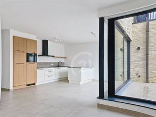 <p>Ontdek dit prachtige nieuwbouwappartement, gelegen in een rustige straat met een uitstekende bereikbaarheid.<br />Op wandelafstand vindt u winkels, scholen en openbaar vervoer. Dit maakt deze ligging bijzonder aantrekkelijk.<br />Het appartement heeft een bewoonbare oppervlakte van 78 m² en beschikt over een ruim, zuidgericht terras waar u volop kunt genieten van zon en buitenruimte.<br />Binnenin treft u een lichtrijke living met een open, volledig uitgeruste keuken. Deze is voorzien van alle moderne comfort waaronder een vaatwasser, inductiekookplaat, koelkast en combi-oven.<br />Het appartement beschikt over twee slaapkamers. De badkamer is stijlvol ingericht met een inloopdouche en een enkele wastafel. Daarnaast is er een apart toilet voor extra comfort.<br />Dankzij de aanwezigheid van een warmtepomp met vloerverwarming geniet u van energiezuinig en aangenaam wonen het hele jaar door.<br />Verder beschikt het appartement over een autostaanplaats en een praktische berging in de kelderverdieping.<br />Kortom, een ideaal appartement voor wie comfortabel en energiezuinig wil wonen op een rustige, maar centrale locatie.</p><p>Vaste kosten: 80 euro.</p><p>Wens je graag een bezichtiging, bel 016/ 90 10 21 of per mail: info@future-home.be.</p><p>EPC: nieuwbouw</p><br />