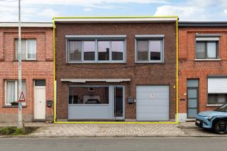 Dit polyvalent handelspand is gelegen op de grens van Aartselaar en Reet.<br />Haar strategische ligging resulteert dan ook in een mooie mobiscore van 8,1/10.<br /><br />Via de inkomhal komen we links vooraan in de bureelruimte. <br />Centraal is er een ruimte met ingemaakte kasten en een apart toilet.<br />Achteraan bevindt zich momenteel de eetruimte met een recent vernieuwde condenserende gasketel, die nog kan dienst doen als extra bureelruimte.<br />De koer heeft een tuinhuis én een achteruitgang.<br />De garage bevindt zich rechts vooraan, heeft een automatische poort en er is een aansluiting voorzien voor wasmachine.<br />Er is een aparte ingang met een trap naar het woongedeelte.<br />Via de ruime overloop komen we in de leefruimte met aanpalend de ingerichte eetkeuken.<br />De ingerichte badkamer is centraal en de twee volwaardige slaapkamers bevinden zich achteraan.<br /><br />Het eigendom is asbestveilig, de attesten van de elektrische keuring zijn conform, het woongedeelte heeft deels elektrische en deels manuele rolluiken én de ramen zijn overal recent vernieuwd.<br />Verder is er nog een ruime bergkelder, die bereikbaar is via een luik centraal naast de garage.<br /><br />Zowel alle vereiste attesten als het grondplan kan u onder "Documenten" via het zoekertje op onze website downloaden. <br /><br />Neemt u gerust contact op met ons kantoor om een plaatsbezoek in te plannen!