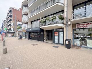 <p><strong>TE KOOP KOKSIJDE: </strong><br />Ontdek dit veelzijdige <strong>gelijkvloerse </strong>pand. Dit eigendom biedt een ruime en lichtrijke leefruimte met een volledig vernieuwde open keuken, perfect voor wie houdt van een open indeling.</p>