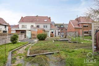 Deze instapklare halfopen bebouwing biedt ruimte, comfort en een uitstekende ligging.Bij het betreden van de woning komt u in de inkomhal die toegang...