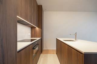 Eén van de iconische gebouwen die de skyline van Antwerpen vormen. <br /><br />Wonen in het centrum van de Stad, aan het vernieuwde operaplein, op de kroon van de Meir en luttele fietsminuten van het Zuid en het Eilandje.<br />Te midden van de Metropool Antwerpen: tussen mode en diamant, tussen "de Leien en de Kaaien", waar oud en nieuw samen komen, het hart van de stad is uw achtertuin. <br /><br />Duurzaamheid en kwaliteit vormen de bouwstenen van de Antwerp Tower. De gevel wordt gekenmerkt door middel van gepolijste betoncomponenten met witte marmergranulaten en lichtgouden raampartijen. Tijdloos elegent, stijlvol eigentijds. <br /><br />Een royale lobby leidt u naar de separate liften die toegang geven tot de bovenste penthouses. De Serenity appartementen zijn gelegen op de 22ste tot en met de 26ste verdieping. <span>Optimale luxueuze afwerking op maat, royale glaspartijen en een uitzonderlijk panoramisch zicht !<br /><br />Wonen in één van de meest iconische gebouwen van Antwerpen ! <br /><br /></span>