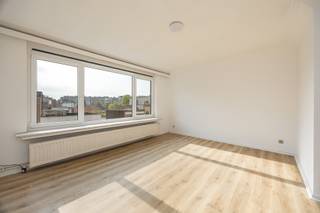 <p><strong>Prachtig en zonnig appartement op toplocatie in Deurne-Zuid!</strong></p><p>Bent u op zoek naar een gezellig, lichtrijk appartement in een kleinschalig gebouw zonder syndicuskosten? Zoek niet verder! Dit uitstekend gelegen appartement op de tweede verdieping combineert comfort, modern onderhoud en een toplocatie.</p><p><strong>Indeling en comfort</strong> Bij het binnenkomen treft u een praktische inkomhal met handige ingebouwde kasten en een apart gastentoilet. De royale living baadt in het natuurlijke licht dankzij de grote raampartijen en biedt een heerlijk zonnige plek om te ontspannen. Aansluitend bevindt zich de keuken. Verder beschikt het appartement over een ruime, volwaardige slaapkamer en een nette badkamer met douche en aansluiting voor uw wasmachine. Een handige privékelder zorgt voor extra opbergruimte.</p><p><strong>Technisch perfect &amp; toekomstbestendig</strong> Dit appartement is de afgelopen jaren grondig onder handen genomen, waardoor u zorgeloos kunt intrekken:</p><ul><li><p><strong>EPC-label C:</strong> Gunstig energieverbruik én absoluut geen renovatieplicht.</p></li><li><p><strong>Elektriciteit conform:</strong> Volledig goedgekeurd.</p><p><strong>Recente vernieuwingen:</strong> Het dak en de centrale verwarmingsketel zijn vernieuwd in 2020. De ramen in de living en keuken zijn gloednieuw geplaatst in 2026!</p></li><li><p><strong>Algemene onkosten:</strong> 60 €/ maand (water, gang, brandverzekering). Om de 3 jaar moet de beerput leeggemaakt worden.</p></li></ul><p>Kortom: de perfecte starterswoning of een slimme investering op een absolute toplocatie in Deurne-Zuid. Plan snel uw bezoek!</p>