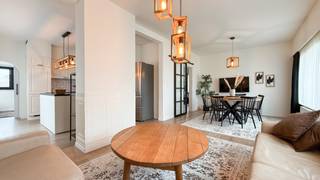 <p>Bij ImmoFusion 7/7 “open huis” : klik op onze 3D-TOUR.<br />Ervaar vastgoed alsof je er zelf doorloopt!<br /><br /></p>
<p>Welkom in deze uitzonderlijk ruime open bebouwing gelegen in een rustige straat te Heusden-Zolder, waar u geniet van volledige privacy en toch overal vlakbij bent. Met een bewoonbare oppervlakte van maar liefst 257m² op een perceel van 860m² biedt deze woning enorm veel ruimte en mogelijkheden voor het hele gezin.<br /><br /></p>
<p>Bij het betreden van de woning komt u terecht in een royale inkomhal met voldoende plaats voor vestiaire en een trap die u naar de bovenverdieping leidt. Vanuit de hal wandelt u door naar de lichtrijke en open leefruimte, waar een gezellige zithoek en eetruimte naadloos in elkaar overvloeien. De open indeling zorgt voor een aangenaam ruimtelijk gevoel en vormt het hart van de woning.<br /><br /></p>
<p>De volledig uitgeruste keuken met kookeiland sluit perfect aan bij de leefruimte en biedt alle comfort voor wie graag kookt en geniet van gezellige momenten met familie of vrienden. Dankzij de directe connectie met de leefruimte blijft u steeds in contact met uw gasten.<br /><br /></p>
<p>Achteraan de woning bevindt zich een bijzonder veelzijdige ruimte met een tweede ruime leefruimte, ideaal als extra zithoek, speelkamer of ontspanningsruimte. Aansluitend vindt u hier ook de badkamer, uitgerust met een douche en toilet en in verzorgde staat.<br /><br /></p>
<p>De woning is bovendien voorzien van een kelder, ideaal voor extra opslag.</p>
<p>Op de bovenverdieping vindt u vier zeer ruime slaapkamers, allen voorzien van voldoende lichtinval en een aangename indeling. De nachthal verbindt de kamers op een praktische manier.</p>
<p>Buiten geniet u van een volledig omheind en aangelegd perceel met een mooie, ruime tuin waar het heerlijk vertoeven is in alle rust en privacy. De perceelbreedte van 17 meter zorgt bovendien voor een aangenaam open gevoel. Verder is er een grote overdekte carport/veranda met een aparte studio, momenteel ingericht als fitnessruimte. Deze ruimte kan eenvoudig aangepast worden naar een praktijkruimte, hobbykamer of extra leefruimte.</p>
<p>De woning werd langs binnen reeds grondig vernieuwd in 2022, waardoor u kan genieten van een frisse en hedendaagse afwerking. Hoewel het EPC-label F bedraagt, biedt dit net opportuniteiten om met enkele gerichte ingrepen zoals isolatie, eventueel overschakelen naar gas en zonnepanelen, de energiezuinigheid aanzienlijk te verbeteren.</p>
<p>Gelegen in een rustige omgeving maar met een uitstekende bereikbaarheid naar winkels, scholen en invalswegen, combineert deze woning het beste van twee werelden.</p>
<p><strong>Pluspunten:</strong></p>
- Uitzonderlijk ruime woning (257m²)<br />- 4 zeer ruime slaapkamers<br />- Groot perceel van 860m² (17m breed)<br />- Volledig omheind en aangelegde tuin<br />- Binnenzijde vernieuwd in 2022<br />- Open leefruimte met eilandkeuken<br />- Tweede leefruimte aanwezig<br />- Multifunctionele ruimte (studio/fitness/praktijk)<br />- Kelder aanwezig<br />- Rustige ligging, toch overal dichtbij<br /><br /><span>Maatregelen opgenomen in het Maatregelenregister: nee</span><br />
<p>Voor een bezichtiging ter plaatse of meer info, bel ons op 078/78.78.70, of kom gewoon binnen op ons kantoor, steeds welkom!</p>