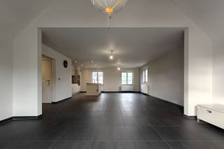 <p><span>Deze ruime duplex ligt in een recente verkaveling op de Vlekkert te Munsterbilzen (Bilzen-Hoestelt). Ondanks de rustige ligging bevinden dagelijkse voorzieningen zich in de nabije omgeving van het appartement. Scholen, supermarkten en voorzieningen voor openbaar vervoer alsook het Munsterbos zijn op enkele autominuten verwijderd. Daarbij heeft de duplex een goede bereikbaarheid met Bilzen centrum en omliggende gemeentes Diepenbeek, Genk en Zutendaal. </span></p><p><span> </span></p><p><span>Het appartement is in 2015 gebouwd en heeft een bruikbare vloeroppervlakte van 197m². U kan het appartement bereiken via de trap die zich in de gemeenschappelijke inkomhal bevindt. Deze inkomhal wordt gedeeld met één (onder)buur. Op de eerste verdieping vindt u de grote leefruimte met aansluitend de keuken en daarbij horende berging terug. Tevens geeft de leefruimte toegang tot het terras. De tweede verdieping is voorzien van twee slaapkamers, een berging/dressing en een badkamer met bad en douche. De vernieuwde zolder kan u bereiken via een vlizotrap op de tweede verdieping. Tot slot is er een tuin aanwezig met exclusief gebruiksrecht.</span></p><p><span> </span></p><p><span>Pluspunten van het appartement: </span></p><p><span>- Gunstige ligging: recente verkaveling/residentiële woonwijk met dagelijkse voorzieningen in nabije omgeving; </span></p><p><span>- goede bereikbaarheid met Bilzen centrum en omliggende gemeentes Diepenbeek, Genk en Zutendaal;</span></p><p><span>- bruikbare vloeroppervlakte van 197m²; </span></p><p><span>- energiezuinig met energiescore 112 kWh/m² jaar (label B);</span></p><p><span>- keuringsverslag elektriciteit conform; </span></p><p><span>- ruime vernieuwde zolder aanwezig; </span></p><p><span>- badkamer met bad en douche;</span></p><p><span>- geen gemeenschappelijke kosten;</span></p><p><span>- aanwezigheid tuin met exclusief gebruiksrecht. </span></p><p><span> </span></p><p><span>Wilt u het appartement bezoeken of wenst u meer informatie te ontvangen? Neem dan gerust contact op via Mike@jemar.be of 0487 96 38 96.</span></p>