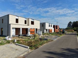 <p>Energiezuinig wonen in een rustige, groene omgeving</p><p>Tijdelijke actie: de 1ste koper ontvangt 10 operationele zonnepanelen van 460 Wp, ter waarde van € 5.000, volledig GRATIS.</p><p>In Project Veldzicht in Begijnendijk bevinden zich momenteel al 4 woningen in de ruwbouwfase en zullen binnenkort wind- en waterdicht zijn. Wie snel beslist, kan de materialen en afwerking nog naar eigen smaak kiezen.</p><p>De woning ligt in een doodlopende straat en geniet van een rustige ligging met een open, landelijk uitzicht aan de achterzijde. Tegelijk woon je op wandelafstand van het station, met verbindingen richting Antwerpen, Hasselt, Leuven en Brussel. Ook het centrum van Begijnendijk en de stad Aarschot bevinden zich vlakbij.</p><p>Op het gelijkvloers is er een inkomhal met apart gastentoilet. Verder beschikt de woning over een inpandige garage, een ruime leefruimte en een open keuken. Dankzij de grote raampartijen geniet je hier van veel natuurlijk licht en een mooi zicht op de tuin en de achterliggende weide.</p><p>De eerste verdieping omvat 3 volwaardige slaapkamers waarvan 1 met dressing, een nachthal met afzonderlijk toilet en een praktische wasberging. De badkamer heeft plaats voor een ligbad, een aparte douche en een dubbele wastafel.</p><p>Voor een laag energieverbruik en een hoog wooncomfort wordt de woning voorzien van:</p><p>* een warmtepomp met vloerverwarming;<br />* ventilatiesysteem type D;<br />* regenwaterrecuperatie;<br />* 10 zonnepanelen van 460 Wp;</p><p>De verkoop gebeurt onder de Wet Breyne (12% registratie op de grond en 21% btw op de constructie)</p><p>Interesse in deze woning? Contacteer ons via 016 90 10 21 of info@future-home.be.<br /> </p>