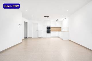 In het centrum van Aartrijke, een rustige deelgemeente van Zedelgem, bevindt zich dit recent en volledig instapklaar appartement met bouwjaar 2016. Tal van handelszaken en alle nodige voorzieningen liggen op wandelafstand. Bovendien zijn zowel de autosnelweg als het natuurdomein d’Aertrycke vlot bereikbaar, wat zorgt voor een ideale combinatie van bereikbaarheid en rust.
Het appartement is gelegen op de eerste verdieping en is eenvoudig bereikbaar via zowel de trap als de lift. Bij het betreden komt u terecht in een ruime en lichtrijke leefruimte met open keuken. De keuken is uitgerust met voldoende kastruimte en sluit aan op een praktische berging. Vanuit de leefruimte heeft u toegang tot het aangename, overdekte terras, waar het heerlijk vertoeven is.
Verder beschikt het appartement over twee ruime slaapkamers. Eén slaapkamer is voorzien van een en-suite badkamer met douche. Daarnaast is er nog een tweede badkamer met ligbad.
Een ondergrondse garagebox en een bovengrondse autostaanplaats dienen verplicht mee aangekocht te worden aan een prijs van 40.000 euro. Beide zijn vlot bereikbaar via de achterkant van het gebouw.
Bent u op zoek naar een recent appartement met alle comfort, op een centrale, maar toch rustige ligging? Contacteer ons gerust voor meer informatie of een bezoek ter plaatse.