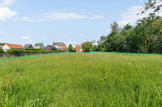 <p><span>Bent u op zoek naar een rustig gelegen bouwgrond waar privacy, natuur en een uitstekende bereikbaarheid samenkomen? Dan is deze uitzonderlijke bouwgrond in Averbode precies wat u zoekt.</span></p><p><span> </span></p><p><span>Deze prachtig gelegen bouwgrond van 15A 51CA bevindt zich achter de woning aan de Westelsebaan 26 en is bereikbaar via een exclusieve privé-oprit van ongeveer 48 meter. Dankzij deze unieke toegang geniet u van een bijzonder rustige en groene woonomgeving, volledig afgeschermd van de straat. De ruime perceeloppervlakte biedt bovendien tal van mogelijkheden om een stijlvolle open bebouwing te realiseren.</span></p><p><span> </span></p><p><span>De ligging vormt een absolute meerwaarde. U woont hier op korte afstand van het centrum van Averbode met winkels, scholen en andere dagelijkse voorzieningen, terwijl u tegelijkertijd kunt genieten van de rust van de natuur. Het prachtige natuurgebied Averbode Bos en Heide ligt op wandelafstand en nodigt uit tot heerlijke wandel- en fietstochten.</span></p><p><span>Ook qua bereikbaarheid scoort deze locatie uitstekend. Het station van Zichem bevindt zich op slechts 1,5km, waardoor u vlot verbinding hebt met de omliggende gemeenten/steden.</span></p><p><span> </span></p><p><span>Wenst u de geldende bouwvoorschriften of het verkavelingsplan te ontvangen? Stuur dan gerust een e-mail naar: kenneth.pollet@vastgoedhuys.be.</span></p><p><span> </span></p><p><span>Grijp deze unieke kans om uw droomwoning te realiseren op een toplocatie waar rust, ruimte en bereikbaarheid perfect in balans zijn.</span></p><p><span> </span></p><p><span>Interesse? Neem vandaag nog contact met ons op voor meer informatie!</span></p>