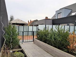 <p>Ruim energiezuinig appartement met groot dakterras</p><p>Ontdek dit ruime en lichtrijke appartement te huur op een toplocatie waar alles binnen handbereik ligt. Met 3 slaapkamers en een aangenaam terras biedt deze energiezuinige woning een uitzonderlijke combinatie van comfort, ruimte en buitenleven.</p><p>De royale leefruimte geniet van veel natuurlijk licht en creëert een aangename sfeer om te wonen en te ontspannen. De drie slaapkamers bieden voldoende ruimte voor een koppel, een klein gezin of wie graag een extra bureau of hobbyruimte wenst.</p><p>Buiten wacht een groot pluspunt: een ruim dakterras waar je in alle rust kunt genieten van het mooie weer en een privatieve auto staanplaats. Bovendien bevindt het appartement zich op een uitstekende locatie met winkels, openbaar vervoer, scholen en andere voorzieningen vlakbij.</p><p>Ben je op zoek naar een comfortabel, energiezuinig appartement met 3 slaapkamers en terras op een centrale ligging? Dan is dit zeker een bezoek waard.</p>