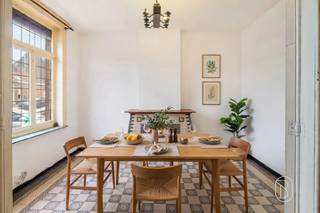 <p> </p><p>Te renoveren rijwoning, gelegen nabij alle voorzieningen: A8, winkels, scholen, station, enz.</p><p>De woning is als volgt ingedeeld:</p><p><strong>Kelder:</strong> een praktische en gezonde kelder.</p><p><strong>Gelijkvloers:</strong> twee mooie leefruimtes, een niet-uitgeruste keuken, toilet, een doucheruimte en toegang tot een bijgebouw van 35 m² voor extra opslagruimte.</p><p><strong>1ste verdieping:</strong> 2 mooie ruime slaapkamers.</p><p><strong>2de verdieping:</strong> 1 grote zolder die kan worden ingericht als extra slaapkamer.</p><p><strong>Buiten:</strong> een aangename kleine tuin.</p><p>Zeker een bezoek waard! Ideaal als investering met verhuurdoel of als eerste aankoop!</p><p>Informatie en bezoeken via anne-sophie@immobeguin.be</p>