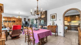 Immo3000 heeft een zeer rustig gelegen en instapklare woning op een perceel 974 m2 te koop in Linden. De woning is voorzien van alle modern comfort. <br />De gelijkvloerse verdieping omvat een inkomhal met apart toilet, een lichtrijke en ruime woon- en eetkamer (37 m²) met annex keuken voorzien van alle nodige toestellen en een granieten werkblad. Zowel de leefruimte als de keuken geven via een schuifdeur rechtstreeks toegang tot het overdekte terras (21 m²) en de grote omheinde tuin. Ook de praktisch ingerichte wasplaats is functioneel met voldoende bergruimte en heeft ook een rechtstreekse toegang tot de tuin. De badkamer is voorzien van een bad, aparte douche, meubel met dubbele spoeltafel en toilet. Er zijn 3 slaapkamers (16 m², 13 m² en 8,5 m²).<br />De woning heeft een ruime kelder van 25 m², de rest van de woning is voorzien van een kruipkelder. De zolder is toegankelijk met een vaste trap en is volledig geïsoleerd en kan afgewerkt worden tot 2 bijkomende en volwaardige slaapkamers. Er is een inpandige garage met automatische sectionaalpoort. Via een aparte ingang is er toegang tot een carport voor een caravan of camper (20 m²) met aanpalend tuinhuis. De tuin is netjes onderhouden en volledig aangelegd, inclusief een vijvertje met aanpalend overdekt zithoekje waar je helemaal tot rust kan komen.<br />Door de centrale ligging zijn winkels, diensten (huisarts, dierenarts, tandarts, apotheek) en scholen vlot bereikbaar.<br /><br />Interesse? Contacteer ons vandaag nog voor een bezoek via 016/60.30.00 of info@immo3000.be en ontdek zelf het potentieel van deze woning.