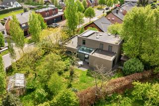 Moderne, vrijstaande woning op perceel van ca. 1.055 m² in het centrum van Oud-Turnhout, nabij supermarkt, winkels, openbaar vervoer,.. De woning werd gebouwd in 2011, heeft een bewoonbare oppervlakte van ca. 250 m² en een gunstig EPC label (A). Ze omvat mooie open leefruimten, 3 slaapkamers, 2 badkamers, een bureauruimte, een dubbele inpandige garage en een groene tuin rondom. <br /><br />Gelijkvloers: <br />U betreedt de woning via de inkomhal aan de linkerzijde van de villa. De hal met gastentoilet geeft links via een glazen deur toegang tot de zeer lichte woonruimte. Deze omvat een eethoek en zithoek met extra hoog plafond dat ruimtelijk effect creëert. De open keuken bevindt zich centraal in de woonruimte en is ingericht met gaskookplaat, heteluchtoven en grote spoelbak. Gezellige 2de eethoek aanpalende het terras dat bereikbaar is dmv grote schuifraam. Kantoorruimte bevindt zich aansluitend en beschikt over 2 bureauplaatsen en diverse inbouwkasten. De bergplaats met aansluiting voor wasmachine en aanwezigheid van spoelbak bevindt zich tussen de keuken en de inpandige garage. De garage met elektrische poort biedt tevens ruimte voor werkbank/opslag/fietsen. Eveneens toegang naar buiten dmv buitendeur in glas aanwezig in de garage. <br /><br />Verdieping: <br />De trap (met traplift) biedt vanuit de woonkamer toegang tot de bovenverdieping op parket. Hier treft u 1 ruime masterbedroom met aanpalende badkamer voorzien van inloopdouche, dubbele lavabo en toilet. Verder nog 2 kinderslaapkamers die een tweede douchekamer met douche, lavabo en toilet delen. <br /><br />Tuin: <br />De tuin op het zuidoosten is volledig ingesloten en biedt privacy. Serre en tuinhuis aanwezig. Twee terrassen aanwezig - één aan de woonruimte/keuken en één overdekt terras links naast de voordeur. <br /><br />Bijzonderheden: <br />- zeer gunstige ligging nabij het centrum van Oud-Turnhout. Winkels, openbaar vervoer en alle voorzieningen op wandel/fietsafstand bereikbaar. <br />- gunstig EPC van 95 kWh/m² (A label)<br />- 10 zonnepanelen + batterij<br />- verwarming op aardgas dmv vloerverwarming (glv + verdieping)<br />- regenwaterput, aangesloten op toiletten<br />- conforme elektriciteitskeuring - geldig tot 2037