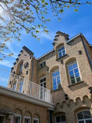<span>gelegen in het prachtige historische gebouw <strong>residentie 't Keizershof in Diksmuide</strong>, zijnde een voormalige school met klooster en kapel<br /><br />in het volle centrum en toch uiterst rustig en mooi gelegen<br />op wandelafstand van de Grote Markt<br />appartement op de 2de verdieping<br />met mogelijkheid tot het aankopen of bijhuren van een extra garage en/of fietsenstalling(en)<br /><br /><u>afwerking en indeling</u></span>
<ul>
	<li><span><strong>casco of afgewerkt</strong> : de eigendom wordt momenteel <strong>casco (ruwbouw)</strong> te koop aangeboden, maar kan desgewenst ook <strong>gedeeltelijk of volledig afgewerkt</strong> worden aangekocht.</span></li>
	<li><span><strong>afwerking op maat</strong> : de koper bepaalt zelf de gewenste afwerkingsgraad. Ook de realisatie van een balkon en/of terras behoort tot de mogelijkheden.</span></li>
	<li><span><strong>vraagprijs</strong> : de vermelde vraagprijs heeft betrekking op de verkoop in de huidige casco toestand (ruwbouw), zonder nieuwe ramen en zonder balkon of terras. Bij een verdere afwerking wordt de verkoopprijs in onderling overleg bepaald, afhankelijk van de gekozen afwerking.</span></li>
	<li><span><strong>vrije indeling</strong> : de voorgestelde indeling op de plannen is louter illustratief. De koper kan deze, binnen de technische en stedenbouwkundige mogelijkheden, volledig aanpassen aan zijn of haar eigen wensen.</span></li>
</ul>
<br /><span><u>afmetingen</u><br />alle vermelde afmetingen, oppervlaktes, plannen en indelingen zijn louter indicatief en kunnen afwijken van de werkelijke uitvoering, ze zijn niet contractueel<br /><br />huidige toestand :</span>

<ul>
	<li><span>bruto oppervlakte : 89,60 m²</span></li>
	<li><span>netto oppervlakte : 76,90 m²</span></li>
	<li><span>terras/balkon : 0 m²</span></li>
</ul>
<span>volgens ontwerp :</span>

<ul>
	<li><span>bruto oppervlakte : 150,40 m² (= 86,70 m² + 63,70 m²)</span></li>
	<li><span>netto oppervlakte : 117,40 m² (= 70 m² + 47,40 m²)</span></li>
	<li><span>terras/balkon : 9,80 m²</span></li>
</ul>