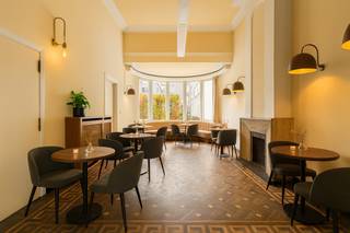 Deze imposante herenwoning (momenteel 6 appartementen en kantoor + parking) in neo-Vlaams-renaissancestijl is dé ideale investering voor iedereen...