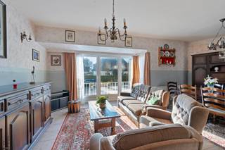 Cet appartement au rez-de-chaussée de Westende-Bad offre une excellente opportunité de rénovation. Il comprend trois chambres, une salle de bains, un débarras, un séjour spacieux et une cuisine séparée. L'agencement offre de nombreuses possibilités de l'aménager à votre guise. L'appartement est situé du côté ensoleillé.<br />L'appartement dispose également d'une place de parking.<br />Situé dans un quartier calme, proche de la plage et des commodités, cet appartement est idéal pour ceux qui cherchent un projet à Westende. Contactez-nous pour plus d'informations ou pour une visite !