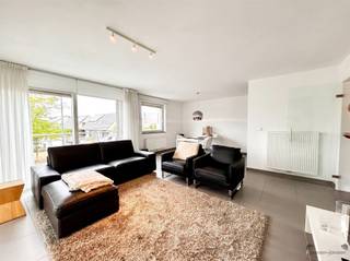 <h3><span>Rustig gelegen & energiezuinig appartement met ruim terras en garage</span></h3><p><span>Op zoek naar een comfortabel en lichtrijk appartement op een rustige locatie? <br />Dit verzorgd appartement op de </span><span>eerste verdieping</span><span> combineert aangename leefruimtes met een </span><span>ruim terras, twee slaapkamers en een privatieve garage</span><span>.<br />Bij het binnenkomen kom je in de inkomhal die toegang geeft tot de verschillende ruimtes. De ruime en lichtrijke leefruimte biedt plaats aan zowel een gezellige zithoek als een volwaardige eetplaats en sluit aan op de </span><span>keuken.</span><span><br />Een absolute troef is het </span><span>ruime terras</span><span>, dat zich langs 2 zijden van het appartement uitstrekt en vanuit de leefruimte toegankelijk is. Hierdoor geniet je van veel lichtinval en een fijne buitenruimte.<br />Verder beschikt het appartement over </span><span>twee slaapkamers</span><span>, een verzorgde badkamer met </span><span>inloopdouche en dubbele wastafel</span><span>, en een praktische berging met aansluiting voor wasmachine en droogkast.<br />Ook aan parkeergelegenheid werd gedacht: bij het appartement hoort een </span><span>afzonderlijke, ruime garagebox</span><span> op het achterliggende terrein.<br />Kortom, een verzorgd en praktisch appartement met veel licht, een aangename buitenruimte en een eigen garage, ideaal voor wie comfortabel en rustig wil wonen.</span></p><p><span>Wil je graag een bezichtiging inplannen? Contacteer ons dan via de website of via 052/50 50 00</span></p>