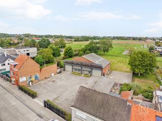 Te koop: Grote, instapklare, goed onderhouden loods met parking op perceel van 3249 m². Voorzien van zonnepanelen. Een enorme potentieel: grote parking, privacy, karaktervolle perfect onderhouden loods met de mogelijkheid een extra loft te maken op het verdiep. Deze ruime en uitstekend onderhouden loods bevindt zich op een perceel van maar liefst 3249 m². De eigendom is perfect instapklaar en biedt dankzij de combinatie van bedrijfsruimte (atelier/werkplaats, burelen, keukentje en sanitair), parking en ontwikkelingsmogelijkheden heel wat potentieel.Loods : 330m2 (22mx15m) - Verdieping met betonvloer : 150m2 (10mx15m) - 4 grote sectionaalpoorten : 2 vooraan elektrisch, 2 achteraan manueel.De loods verkeert in zeer goede staat en is voorzien van een praktische toegangspoort, waardoor de ruimte vlot toegankelijk is. Daarnaast is er parkeergelegenheid aanwezig, wat de site bijzonder praktisch maakt voor professioneel gebruik.Loods is in woonzone gelegen waardoor het interessant kan zijn als ontwikkeling voor appartementen en/of woningen.Te koop via Immo Beguin, jouw vastgoedexpert sinds 2009, met kantoren in Ronse, Waregem, Kortrijk, Deinze, Doornik, Lessines, Moeskroen en Nieuwpoort.
