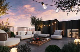 <p><span><strong>Sint-Lambrechts-Woluwe</strong></span> - Gelegen op de bovenste verdiepingen van het project Tomowo biedt dit 3-slaapkamerpenthouse een exclusieve woonervaring in het hart van Sint-Lambrechts-Woluwe.</p>
<p>De royale leefruimtes genieten van een uitzonderlijke lichtinval dankzij de grote raampartijen en het open uitzicht op de omgeving. De terrassen sluiten naadloos aan op het appartement en laten u optimaal genieten van de buitenruimte.</p>
<p>De drie slaapkamers bieden comfort en privacy, terwijl de afwerkingen en uitrustingen beantwoorden aan de meest veeleisende standaarden van het project.</p>
<p>Een zeldzaam pand dat ruimte, licht en levenskwaliteit combineert in een van de meest gegeerde gemeenten van Brussel. Verkocht onder registratierechten (12,5%) op de grond en btw op de constructie. Oppervlaktes en visuals worden louter ter indicatie gegeven. Contacteer ons voor meer informatie.</p>