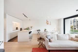 Dit hedendaags appartement, ontworpen en gerealiseerd door SALT, biedt een comfortabele en doordacht ingedeelde woonervaring.Het appartement beschikt...