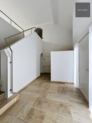 Op topligging langs de Leie treffen we deze ruime villa (337m² bewoonbaar).De woning werd pas volledig nieuw geschilderd en staat perfect...