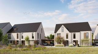 <h3><span>WELKOM OP ONZE OPENDEUR 0P ZATERDAG 20 JUNI VAN 10u TOT 14u</span></h3><h3><span>Jouw nieuwe thuis in Hof ter Heiken</span></h3><p><span>Deze woning maakt deel uit van </span><span>Hof ter Heiken</span><span>, een kleinschalig en duurzaam woonproject waar energiezuinig wonen, hedendaags comfort en een groene leefomgeving centraal staan. Dankzij de doordachte architectuur en kwalitatieve afwerking geniet je hier van een woning die volledig is afgestemd op het moderne gezinsleven.</span></p><p><span>Troeven van deze woning:</span></p><ul><li><span> Type: halfopen bebouwing</span></li><li><span> Doordachte indeling met ruime en lichtrijke leefruimtes</span></li><li><span> 3 volwaardige slaapkamers </span></li><li><span> ruime zolder (60,2m²), creatie extra kamers mogelijk</span></li><li><span> Private tuin met terras en fietsenberging</span></li><li><span> oprit met carport</span></li><li><span> Energiezuinig dankzij geothermie en 4 zonnepanelen</span></li><li><span> Gebouwd volgens de nieuwste energienormen voor een lage energiefactuur</span></li><li><span> Vandaag nog de mogelijkheid om de afwerkingsmaterialen naar eigen smaak te kiezen</span></li><li><span> De woning bevindt zich in een vergevorderd bouwstadium, waardoor een snelle oplevering mogelijk is</span></li><li><span> Beslis vandaag en geniet binnenkort van een instapklare nieuwbouwwoning, zonder jarenlang te moeten wachten</span></li></ul><p><span> </span></p><p><span>Ontdek hieronder de specifieke indeling, oppervlaktes en kenmerken van deze woning en laat je verrassen door de unieke combinatie van duurzaam wonen, hedendaags comfort en een uitzonderlijke ligging in het groen.</span></p><p><span> </span></p>