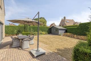 Langs de Jef Tinellaan bevindt zich deze hedendaagse, kwalitatief gerenoveerd (2017) villa (EPC B: 157, zonnepanelen, airco, asbestveilig...) dat u onder andere 5 slaapkamers (1 op het gelijkvloers; mogelijkheid tot gelijkvloers wonen), 2 badkamers, circa 271m2 bewoonbare oppervlakte, ruime garage (25m2), privatieve oprit met carport, verzorgde tuin met aangelegde terrassen en tuinhuis aanbiedt. Dit vrijstaand huis te koop op een perceel van 654m2 geniet van een centrale, rustige ligging in een kindvriendelijke buurt vlakbij het centrum van Maldegem, openbaar vervoer, buurtwinkels, warenhuizen, scholen en met een vlotte verbinding richting Brugge, Aalter, Eeklo, Gent....<br />Indeling:<br />* Gelijkvloers (circa 134m²):<br />- Inkomhal (17m²) met gastentoilet;<br />- lichtrijke woonkamer (56m²) met parket, ingebouwde kasten, schuifraam dat u toegang tot de gunstig georiënteerde tuin met aangelegde terrassen en tuinhuis aanbiedt;<br />- volledig uitgeruste, hedendaagse leefkeuken (Dovy);<br />- praktische berging (3m²) aansluitend aan de leefkeuken;<br />- slaapkamer 1 (15m2; mogelijkheid tot gelijkvloers wonen) / mogelijkheid tot bureau;<br />- badkamer 1 (10m²) voorzien van inloopdouche, lavabo in meubel en toilet;<br />- wasplaats (8m²) voorzien van wasverzachter, aansluiting voor wasmachine;<br />- ruime garage (25m2) met automatische poort + carport + privatieve oprit.<br />* Eerste verdieping (circa 102m²):<br />- Nachthal (18m²);<br />- 4 ruime slaapkamers (36m², 16m², 12m² &11m²);<br />- badkamer 2 (9m2) met inloopdouche, dubbele lavabo in meubel en toilet.<br />* Zolderverdieping (circa 35m²):<br />- Praktische zolderverdieping (35m2) met opslagmogelijkheid.<br /><br />De eigendom wordt aangeboden via de Pre-sale formule. Op 26/09/2026 tussen 09:00 en 13:00 kan u het huis op afspraak komen bezichtigen en een bod uitbrengen. De vermelde prijs is een instelprijs. Voor meer info, gelieve contact op te nemen met de dossierverantwoordelijke.<br /><br />Bestuursmaatregelen in het maatregelenregister: nee