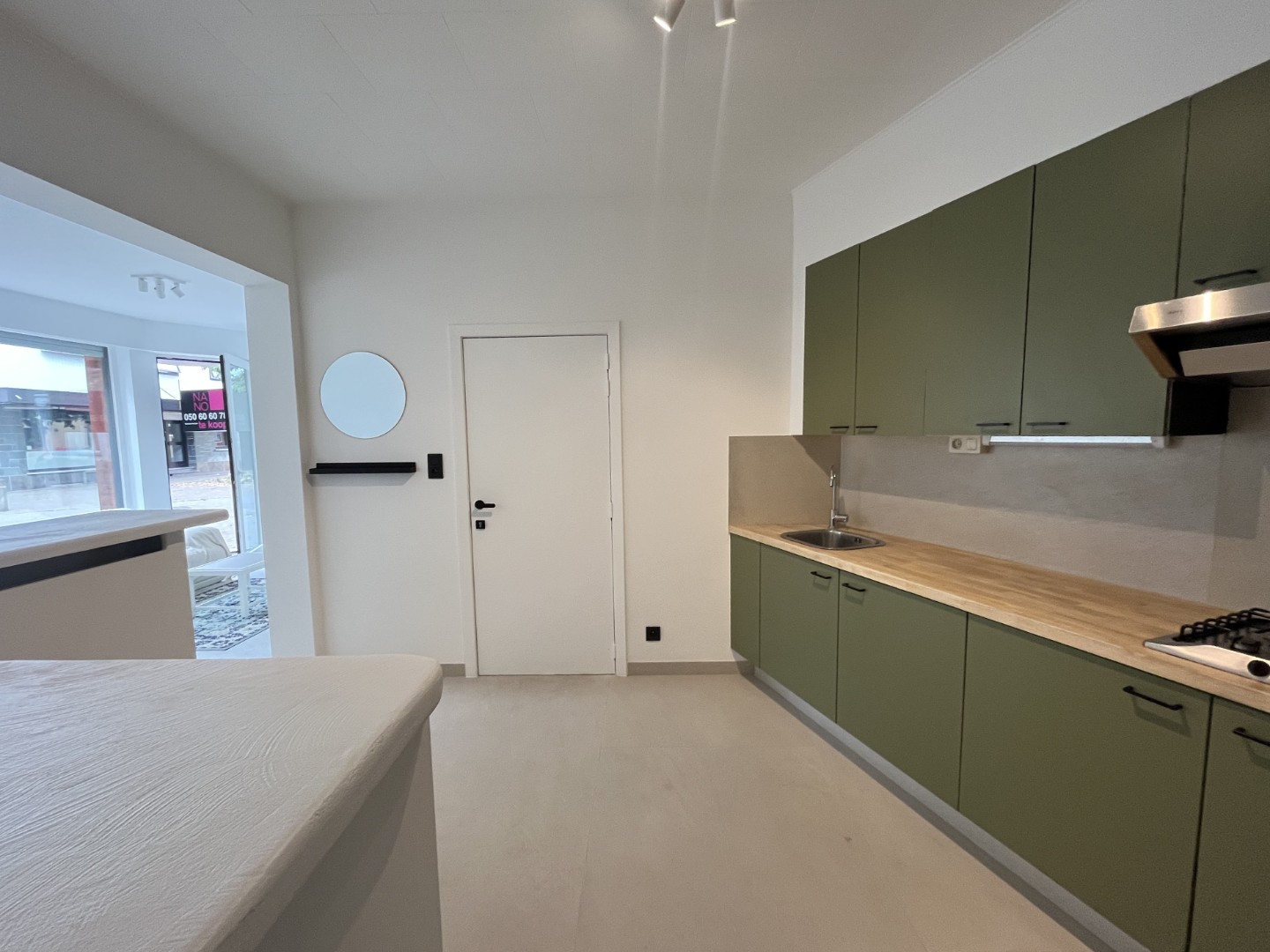 Volledig vernieuwd gelijkvloersappartement met 2 slaapkamer en een garage, rustig gelegen in een kleinschalige residentie op wandelafstand van het strand en het centrum van Oostende. - foto 5