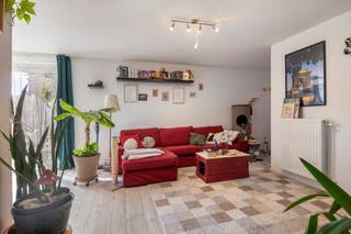 Bent u op zoek naar een comfortabel, goed ingedeeld en instapklaar appartement met een aangename buitenruimte? Dan is dit gelijkvloers appartement, gelegen aan de Kortestraat 14 in Vilvoorde, zeker een bezoek waard.Indeling van het appartement:- Inkomhal- Ruime en lichtrijke leefruimte- Open, ingerichte keuken- Praktische berging- Apart toilet- Badkamer met bad en douche- 3 slaapkamers- Privaat terras2 autostaanplaatsen inbegrepen in de prijs.Het appartement is momenteel verhuurd.Troeven:- Veel natuurlijke lichtinval- Aangename buitenruimte- Rustige, maar centrale liggingKortom, een ideale woonst voor starters, koppels of als investering!Interesse? Contacteer ons vandaag nog voor meer informatie of een bezoek ter plaatse.Bestuursmaatregelen in het maatregelenregister: nee