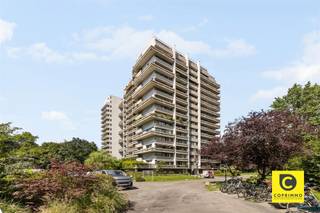 <p><span>Riant hoekappartement met 3 terrassen en uitzonderlijk uitzicht in iconisch gebouw!</span></p><p><span>Welkom in de iconische residentie Hertogenpark, een architecturaal landmark ontworpen door Walter Bresseleers. Dit gebouw straalt klasse en comfort uit, met voorzieningen die doen denken aan een luxehotel: een binnenzwembad, sauna en vier gastenkamers voor uw bezoekers. Bij het binnenkomen in de statige inkomhal wordt u meteen ondergedompeld in een gevoel van rust, ruimte en exclusiviteit. </span></p><p><span> </span></p><p><span>Locatie: </span></p><p><span> </span></p><p><span>Op een strategische en bijzonder gegeerde locatie in Antwerpen gelegen langs een van de belangrijkste invalswegen van de stad, combineert deze plek uitstekende bereikbaarheid met een sterke visibiliteit en een vlotte verbinding naar het stadscentrum, Berchem en de belangrijkste snelwegen. Dankzij de nabijheid van openbaar vervoer, winkels en het Zuid is dit een ideale locatie voor zowel professioneel als residentieel gebruik. </span></p><p><span> </span></p><p><span>Indeling:</span></p><p><span>Op de 8ste verdieping bevindt zich dit uitzonderlijk hoekappartement van ca. 138 m² , bereikbaar via één van de vier liften. De ruime inkomhal met apart toilet en vestiaire leidt u naar de indrukwekkende leefruimte van maar liefst ca. 60 m². Hier zorgen de grote schuifraampartijen en de hoge ligging voor een overvloed aan natuurlijk licht en een adembenemend, weids uitzicht over de boomkruinen van het Domein Hertoghe.</span></p><p><span>De leefruimte geeft rechtstreeks toegang tot twee zonneterrassen, waar u de hele dag door kan genieten van zowel ochtend- als namiddagzon. Aansluitend bevindt zich de volledig uitgeruste,afgesloten keuken. Naast de keuken is er een praktische technische ruimte met plaats voor wasmachine en droogkast.</span></p><p><span>Het appartement beschikt over twee volwaardige slaapkamers, elk met een eigen badkamer. Beide slaapkamers geven bovendien uit op een derde terras, wat zorgt voor extra licht, privacy en buitenruimte.</span></p><p><span> </span></p><p><span>Verder is er een ondergrondse staanplaats (verplicht mee aan te kopen aan een vraagprijs 30.000 euro) en een private kelderberging inbegrepen. </span></p><p><span> </span></p><p><span>Troeven op een rij:</span></p><ul><li><span>Iconisch gebouw </span></li><li><span>Luxe residentie met zwembad, sauna en logeerkamers </span></li><li><span>Toplocatie aan het Hertoghepark</span></li><li><span>Ca. 138 m² woonoppervlakte met uitzonderlijk ruim gevoel </span></li><li><span>3 terrassen (samen 22 m²) met prachtig groen uitzicht </span></li><li><span>Gunstig EPC </span></li><li><span>Veel lichtinval en panoramische zichten </span></li></ul><p><span> </span></p><p><span>Een uniek appartement op een uitzonderlijke locatie waar ruimte, licht en luxe samenkomen. Ideaal voor wie comfortabel en stijlvol wil wonen in een groene, doch centrale omgeving in Antwerpen.</span><span> </span></p><p><span> </span></p>