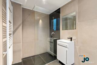 Dit instapklaar, gerenoveerd en betaalbaar appartement ligt op een absolute toplocatie op de grens tussen Bredene en Oostende, in het hart...