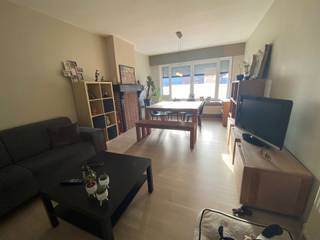 <p><span>GOED ONDERHOUDEN EN GEZELLIG GELIJKVLOERS-APPARTEMENT 90M² MET 1 SLAAPKAMER, BUREAU, TERRAS EN TUIN</span></p><p><span>ligging in kleinschalige residentie nabij centrum met vlotte bereikbaarheid via A12 en E19</span></p><p><span> </span></p><p><span>Inkomhal (2,4 x 2,2m) / wc met handwas / living met eetplaats (30m²) / ingerichte keuken (6m²) / veranda (4 x 3,1m) met toegang tot terras en tuin / berging / slaapkamer (3,6 x 3,2m) / bureau, dressing of kinderkamer (2,9 x 2,4m) / badkamer (2,5 x 2,2m) met dubbele wastafel en ligbad met douchemogelijkheid.</span></p><p><span>Kelderberging.<br />Tuin met tuinberging.</span></p><p><span> </span></p><p><span>Lasten: € 15 / maand.</span></p><p><span> </span></p><p><span>Appartement is bewoonbaar door maximaal 3 personen.</span></p><p><span> </span></p><p><span> </span></p>