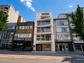 Betreed de weelde van dit exclusieve twee slaapkamer appartement op de 2e verdieping in nieuwbouwresidentie Central Boulevard, gelegen in het bruisende centrum van Oostende. Met zijn royale 99m² biedt dit appartement een ideale mix van luxe en comfort, ideaal voor zowel een tweede verblijf als een vaste woonst. Geniet van de stedelijke pracht vanuit twee terrassen, waarvan één aan de voor- en één aan de achterzijde, en laat het natuurlijke licht de ruimte doordringen dankzij de grote raampartijen die een lichtrijk gevoel creëren. Dit appartement biedt niet alleen een eigentijdse esthetiek maar ook geavanceerde functionaliteiten, waaronder verwarming via een warmtepomp en vloerverwarming voor een duurzaam en comfortabel leefklimaat. Bewaar uw fietsen gemakkelijk in de beschikbare fietsenberging, waardoor uw mobiliteit binnen handbereik blijft. Central Boulevard belichaamt stijlvol wonen met een focus op moderne voorzieningen. Mis deze unieke kans niet om uw droom van een tweede verblijf of permanente woonplaats in het hart van Oostende te verwezenlijken. Neem vandaag nog contact op voor meer informatie en ontdek de mogelijkheden die dit unieke appartement te bieden heeft! Mogelijkheid tot aankoop met BTW-tarief van 6%.