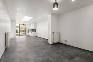 BEZOEKMOMENT VRIJDAG 06/02 VAN 15U TOT 18U. SCHRIJF JE IN VIA ONZE WEBSITE.<br />Deze recent volledig gerenoveerde starterswoning combineert ruimte, comfort en een uitstekende ligging. Met meer dan 150 m² bewoonbare oppervlakte op een perceel van ruim 200 m² biedt deze woning opvallend veel mogelijkheden binnen haar prijsklasse. De zeer ruime leefruimte van ca. 45 m² geniet van overvloedig daglicht en sluit naadloos aan op de recente open keuken, ideaal voor wie houdt van open en praktisch wonen.<br />De woning beschikt over maar liefst vier volwaardige slaapkamers en een bijzonder stijlvolle badkamer met een prachtig ligbad. Verwarmen gebeurt via centrale verwarming op aardgas met een condensatieketel. Het EPC bedraagt 247 (label C), de woning is asbestveilig en uitgerust met mechanische ventilatie.<br />Dankzij de zuidelijke oriëntatie geniet u de hele dag van natuurlijk licht. Een absolute meerwaarde is de zeer handige achteruitweg, perfect voor fietsen, vuilnisbakken of extra toegankelijkheid.<br />Gelegen op een toplocatie, dichtbij winkels, scholen, openbaar vervoer en andere voorzieningen, woont u hier uiterst centraal zonder in te boeten aan rust en comfort.<br />Een instapklare woning met uitzonderlijk veel troeven, ideaal voor snelle beslissers die op zoek zijn naar kwaliteit, ruimte en een sterke ligging. Bel ons nu voor een afspraak op het nummer: 052/46.38.03 en wie weet tot binnenkort!