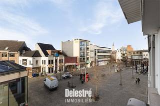 ** POP UP OVEREENKOMST MAXMAAL 1 JAAR MOGELIJK ** Een handelseigendom gelegen op een toplocatie in Aalst op de gekende Hopmarkt met een MOBI-SCORE van 9.1/10 en in de directe nabijheid van ‘H2i Foodmarket’, ‘Room 4 kids’, gekende horecazaken en parking Hopmarkt. <br />Actuele indeling: commercieel gelijkvloers of kantoor 210 m², voorheen ingericht als uitzendkantoor + bovengelegen verdiepingen. <br />De maandelijkse huurprijs bedraagt 1.500 euro. Gelegen op een boogscheut van de Grote Markt, Nieuwstraat en Zoutstraten.<br />Benieuwd naar deze handelseigendom te huur in het centrum van Aalst?<br />Contacteer stephanie@immodelestre.be of 0474 33 27 85.<br />www.immodelestre.be<br /> 