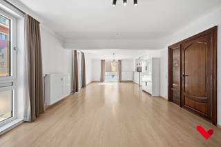 In de Mechelsestraat, in het hart van Leuven, bevindt zich dit ruime appartement van 142 m² met drie slaapkamers en een eigen garage. Dankzij...