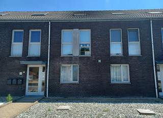 <p><strong>Op zoek naar een ruim duplex appartement met twee slaapkamers en een autostaanplaats? Zo gevonden!</strong></p><p>Dit duplex appartement is voorzien van een<strong> inkomhal met apart toilet</strong>. Via de inkomhal komt men onmiddellijk in de <strong>open ingerichte keuken</strong> die aansluiting heeft met het<strong> terras</strong> en de <strong>L-vormige leefruimte</strong>. De keuken is voorzien van een vaatwasser, kookplaat (keramische), dampkap, oven, dubbele inox spoelbak en koelkast. Aansluitend is er ook nog de<strong> berging</strong> die dienst doet als technische ruimte en voorzien is van een aansluiting voor wasmachine en droogkast. Op de verdieping bevinden zich de<strong> badkamer</strong>, <strong>twee slaapkamers</strong> en een<strong> bureel</strong>. De badkamer is voorzien van een ligbad en douche met dubbele lavabo in meubel. De slaapkamer vooraan heeft een oppervlakte van +/-10 m², de slaapkamer achteraan heeft een oppervlakte van +/-14 m².</p><p>Het duplex appartement heeft nog een <strong>aparte inrit</strong> voor de <strong>ondergrondse autostaanplaats</strong> en <strong>berging</strong> grenzend achter de autostaanplaats.</p>