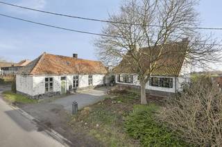 Are you looking for a home with character and potential? This charming farm for sale in Avelgem offers the perfect combination of space, peace and...