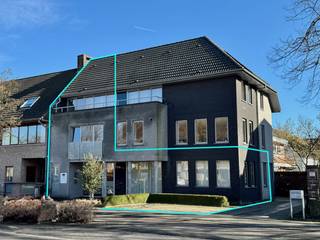 Multifunctioneel kantoorgebouw op zeer centrale ligging met uitstekende zichtbaarheid. Het gebouw telt drie verdiepingen en beschikt over een afgesloten autostaanplaats en 2 gemeeschappelijke parkeerplaatsen voor het gebouw. Dankzij de doordachte indeling met 2 toegangsdeuren is het pand uitermate geschikt voor meerdere doeleinden waaronder een kantoor met veel medewerkers of co-working. 

Indeling: glvl: inkom links met traphal naar de verdiepingen. Tweede inkom met bureau voor onthaal, copyruimte, ruime vergaderzaal, bureau 1 en bureau 2, keuken, toilet, doucheruimte, berging en toegang tot de garage. 1°V: overloop met toilet, bureau 3 en bureau 4, evenals een ruim terras aan de achterzijde. 2°V: overloop met toegang tot het terras aan de voorzijde, bureau 5 en bureau 6. Daarnaast beschikt het gebouw over een bergzolder. 
Momenteel zijn de kantoren op de 1ste en 2de verdieping verhuurd (opzeg 6 maanden). BJ 2008, Epc label B. Cv op aardgas + airco. Gekeurde elektrische installatie.  INTERESSANT AANBOD. 
