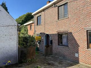 Op het gelijkvloers vindt u een aangename woonkamer met aansluitend een ingerichte keuken. Op de eerste verdieping bevindt zich een slaapkamer en...