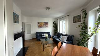 Op de hoek van de Hemelstraat vindt u dit karaktervol appartement, in een buurt waar u werkelijk niets moet inleveren.<br />Het Stadspark, Groen Kwartier en Theaterplein liggen op wandelafstand.<br />Het openbaar vervoer stopt letterlijk om de hoek.<br />Op slechts enkele minuten van het Centraal Station en zo de stad uit of in, precies zoals u wil.<br /><br />Het gebouw is kleinschalig en het appartement bevindt zich op de derde verdieping.<br />Een indrukwekkende gevelbreedte van 16 meter zorgt voor een schitterende lichtinval in de woonkamer en beide slaapkamers, de hele dag door.<br />Authentieke elementen zoals een schouw in Belgisch marmer en de originele parketvloeren geven het appartement meteen dat tikje extra.<br /><br />U komt binnen via een veiligheidsdeur.<br />De nachthal biedt bergruimte en een apart gastentoilet.<br />Van daaruit bereikt u de eerste en de grootste slaapkamer van 17 m², en een badkamer met wastafel en douche, klaar om naar eigen smaak op te frissen.<br />Verderop vindt u de vernieuwde keuken, volledig uitgerust.<br />De woonkamer van 25 m², met raampartijen over de volledige breedte en openslaande ramen voor een heerlijk binnen- buitengevoel.<br />Een tweede slaapkamer of ideale bergruimte sluit hierop aan.<br /><br />Licht, ruim en centraal gelegen: een instapklaar appartement dat u niet snel terugvindt op deze locatie.<br />Interesse? Contacteer ons voor een bezoek.